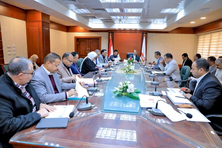 محافظ سوهاج يعقد اجتماع مع رؤساء الوحدات المحلية لمناقشة الملفات المهمة