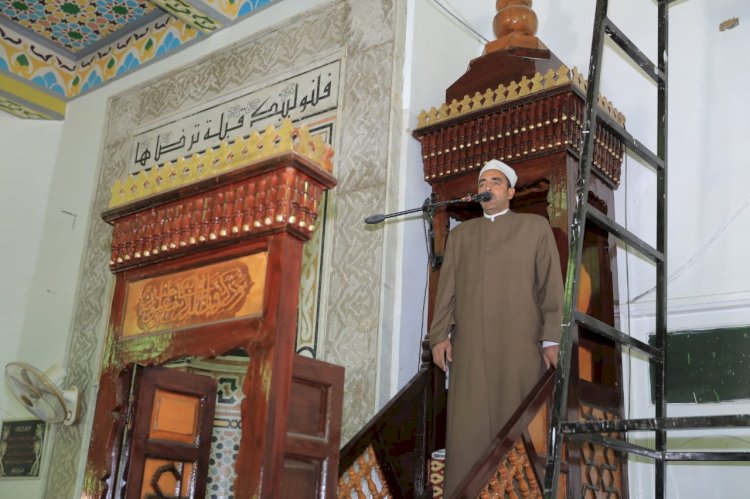 محافظ سوهاج يؤدى صلاة الجمعة بمسجد ناصر شاهين بحي الكوثر ويتفقد مقابر أخميم