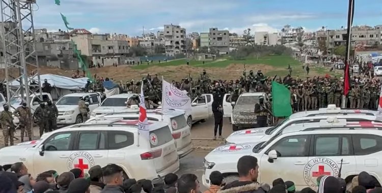 تسليم  3 أسري اسرائيليين من الدفعة السابعة في مخيم النصيرات وسط غزة