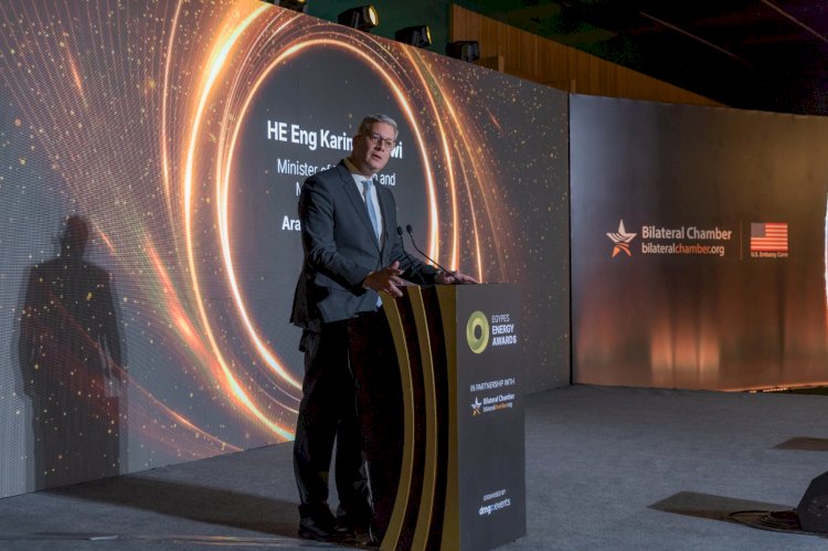 وزير البترول  يسليم جوائز مؤتمر مصر الدولي للطاقة إيجبس ٢٠٢٥