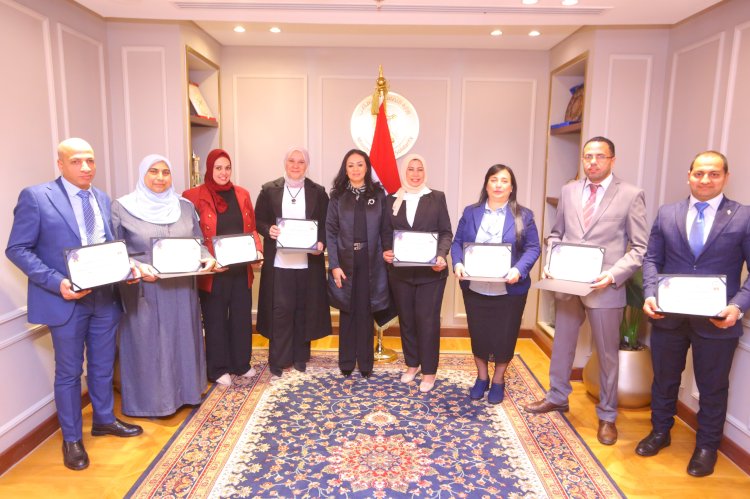 وزيرة التضامن  تكرم  مكتب الوزيرة لتميزه خلال شهر فبراير