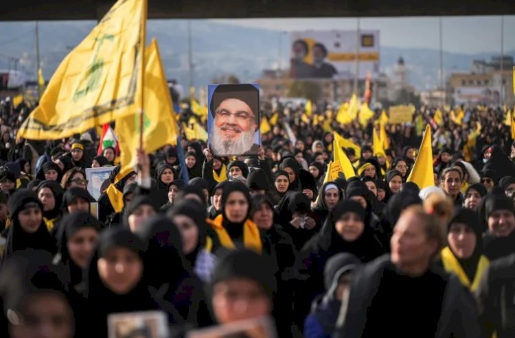 تشييع جنازة حسن نصرالله وسط عشرات الآلاف وإسرائيل تشن غارات علي الجنوب اللبناني