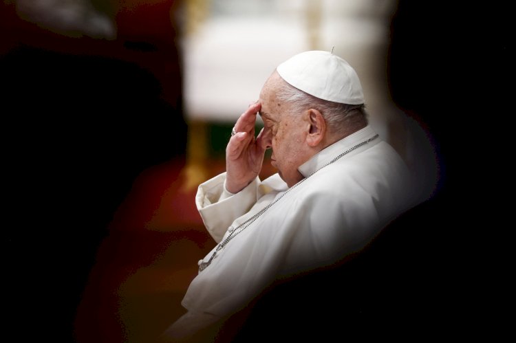 بابا الفاتيكان يقيم قداس الأحد من داخل غرفته في وجود فريق كامل من الأطباء