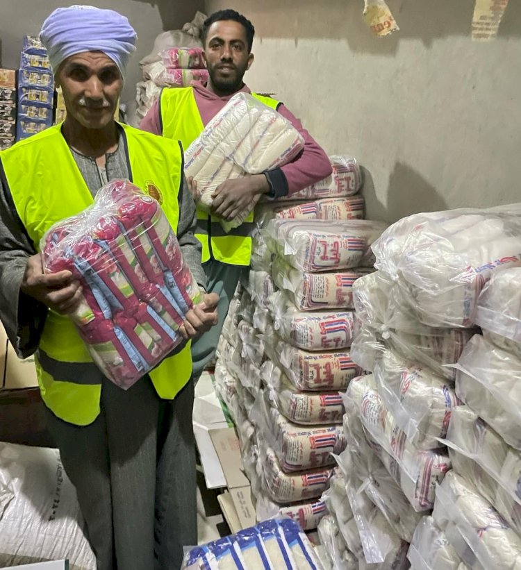 الشعب الجمهوري بقنا يوزع 300 كرتونة سلع غذائية للأسر الأولى بالرعاية