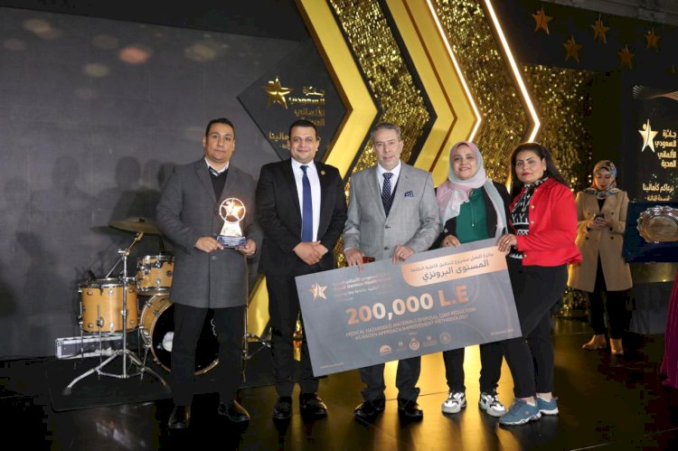 أمجد عبدالعزيز وفريق العمل يتسلمون جائزة السعودى الألماني الصحية