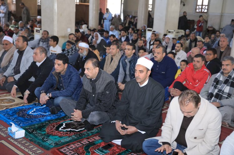 محافظ سوهاج يؤدى صلاة الجمعة بمسجد الخلوة بأخميم.. ويستمع لمطالب المواطنين