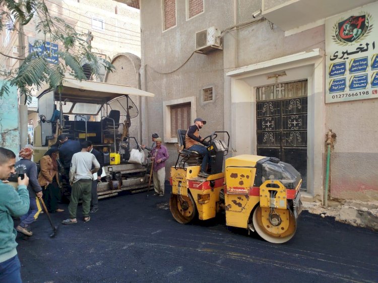 محافظ المنيا يتابع أعمال رصف شوارع ديرمواس ويؤكد سرعة الإنجاز