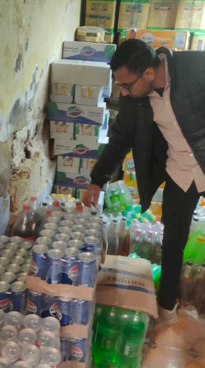 35 محضراً والتحفظ على مواد غذائية منتهية الصلاحية في حملة ببني سويف