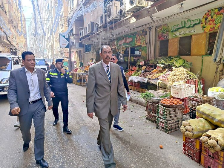 محافظ سوهاج يواصل جولاته الميدانية لمتابعة مدى الانضباط بالشارع