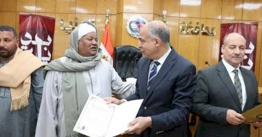 محافظ المنيا يسلم 72 عقداً جديداً لتقنين أراضى أملاك الدولة