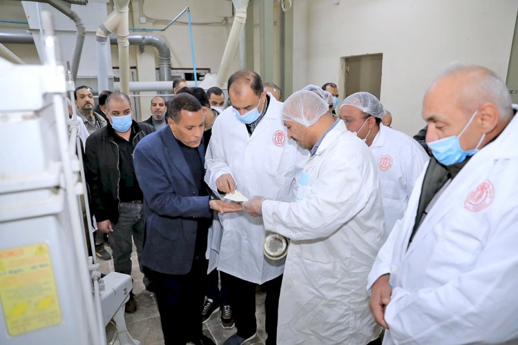 محافظ سوهاج يتابع أولى تطبيقات إضافة عنصر الحديد إلى الدقيق بسوهاج