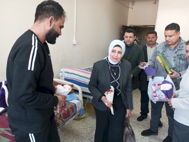 وكيلة صحة بني سويف تقدم الورود للمرضي الفلسطينيين