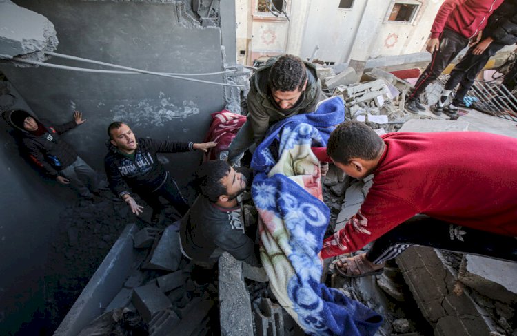 استشهاد 3 أشخاص وإصابة 8 آخرين في قصف إسرائيلي بغزة