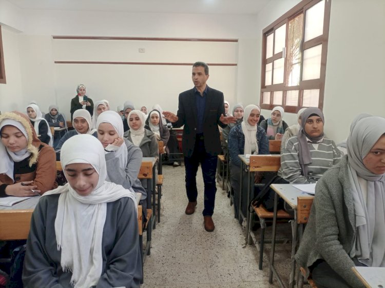 وكيل تعليم كفر الشيخ يتفقد المدارس ويتابع الإختبارات الشهرية