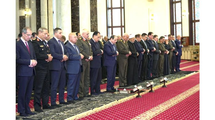 بتشريف فخامة رئيس الجمهورية: وزير الأوقاف يشهد صلاة الجمعة بمسجد المشير بالقاهرة
