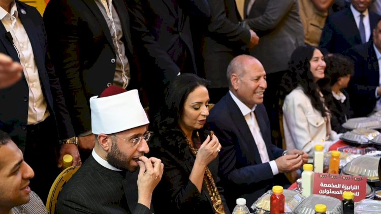 وزيرة التضامن تشارك في أضخم حفل افطار رمضاني بالمطرية
