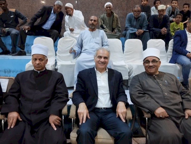 رئيس جامعة أسوان يهدي حافظا للقرآن الكريم رحلة عمرة تشجيعا لحفظ القرآن الكريم