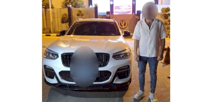 ضبط قائد سيارة يصدر اصواتا صاخبة ويزعج المواطنين بالرحاب