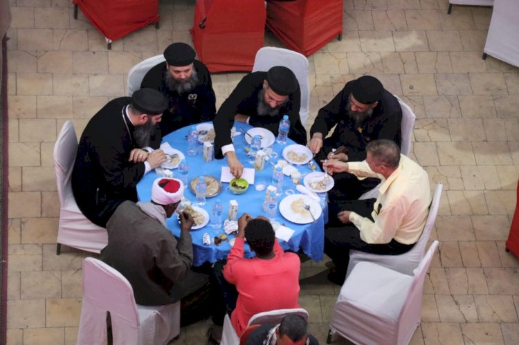 أهالي أرمنت يجتمعون على مائدة إفطار مفتاح الحياة بالأقصر