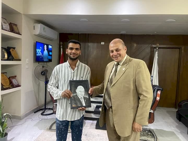 وكيل وزارة التربية والتعليم بقنا يستقبل الطالب على قاسم علي الموهوب في الرسم