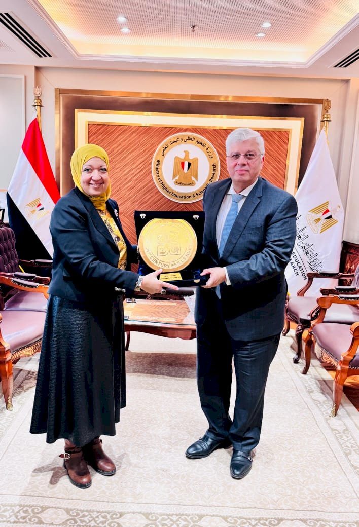 وزير التعليم العالي يتسلم درع مراكز مهارات القرن الواحد والعشرين