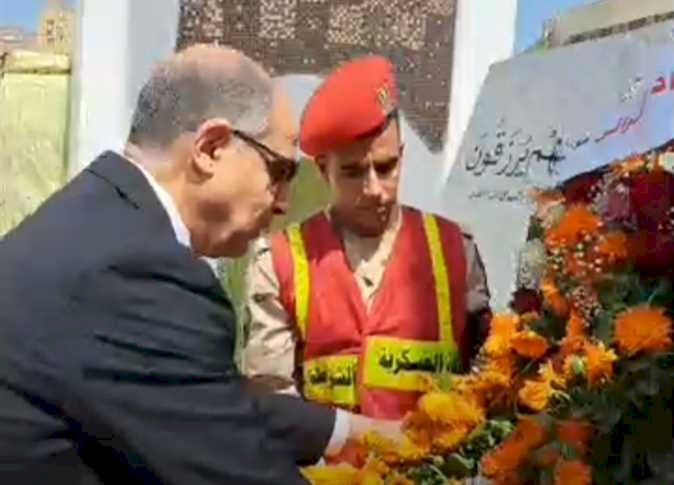 محافظ المنيا يضع إكليلاً من الزهور على النصب التذكاري بمناسبة العيد القومي 106