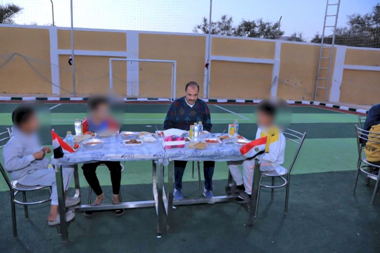 محافظ سوهاج يشارك أطفال مؤسسة البنين بحي الكوثر إفطار رمضان