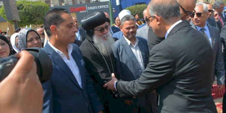 الأنبا مكاريوس يشارك في إحتفال محافظة المنيا بعيدها القومي