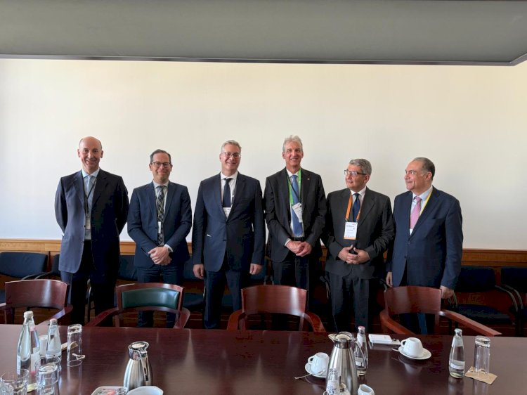 وزير البترول يناقش البنود التعاقدية لاستئجار وحدة التغيير العائمة ببرلين