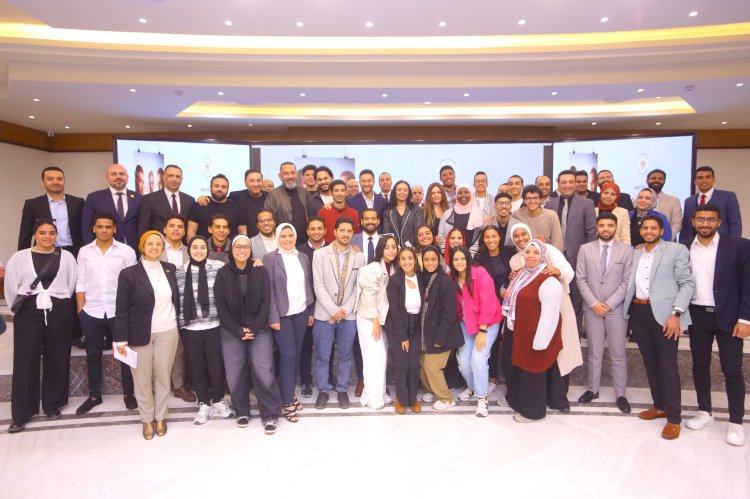 وزيرة التضامن تكرم فريق عمل مسلسل " ولاد الشمس"