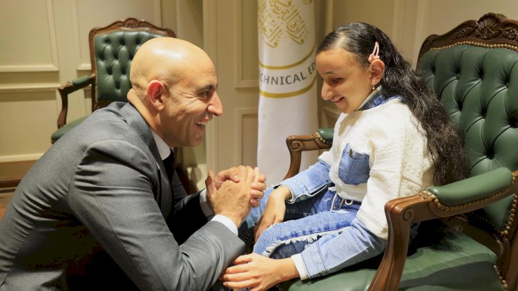 وزير التعليم يكرم الطالبة رضوى من ذوي الاحتياجات لتفوقها الدراسي وتميزها في قراءة القرآن وإلقاء الشعر