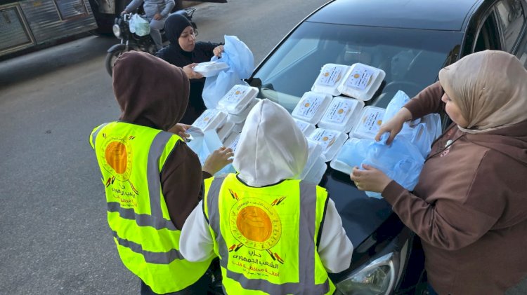 أمانة المرأة بالشعب الجمهوري بقنا توزع 500 وجبة لللصائمين بمواقف السيارات