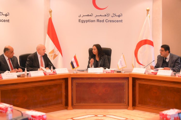 وزيرة التضامن ترأس اجتماع مجلس إدارة الهلال الأحمر المصري