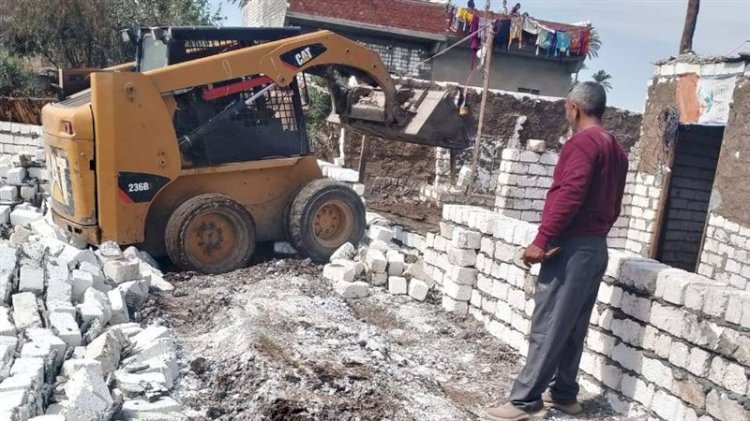 إزالة وإيقاف 25 حالة تعدي ومخالفات بناء بمركزين بالمنيا