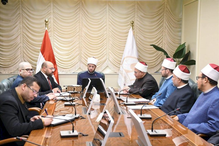 وزير الأوقاف يجتمع بمديري المديريات لمتابعة خطة العمل في العشر الأواخر
