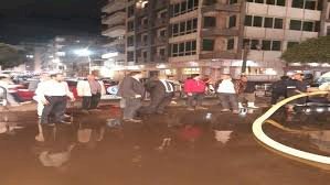 إصلاح ماسورة مياه على كورنيش النيل وإعادة فتح الطريق بالمنيا