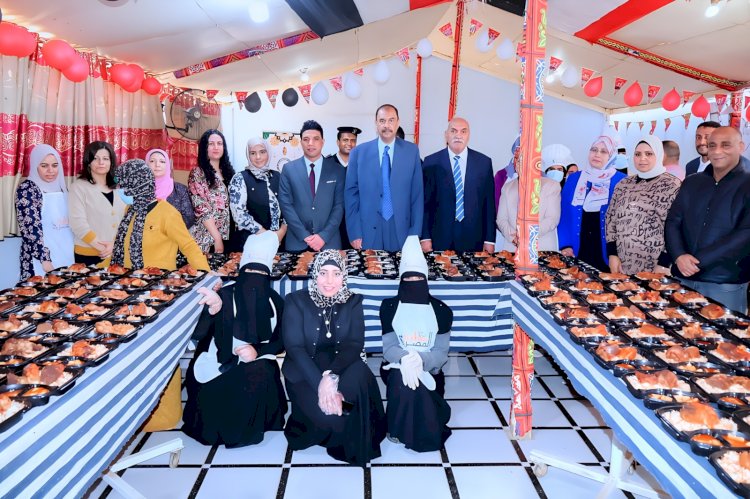 محافظ سوهاج يتفقد فعاليات مبادرة  مطبخ المصرية بإيد بناتها بالمنشاة