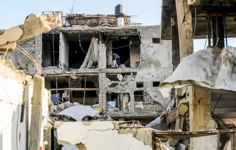 استشهاد 19 فلسطينيا في قصف لعيادة للأنروا بغزة