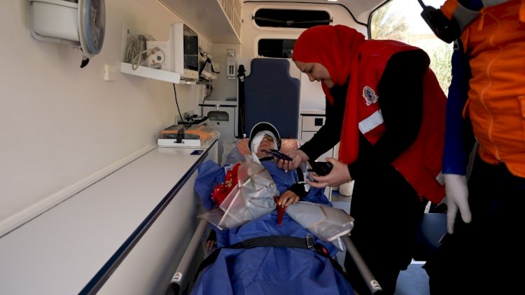 وزير الصحة يتابع حالة الطفلة إيمان «ضحية رشق الحجارة» لتلقي العلاج بمستشفى معهد ناصر