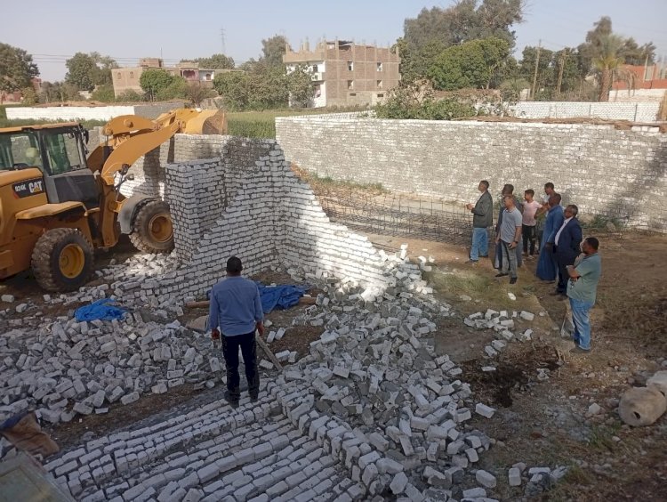 إزالة حالتي بناء مخالف بقرية دندرة واحباط أعمال صب خرسانة