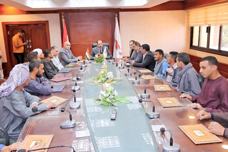 محافظ سوهاج يكرم 11 مواطنًا لإنقاذهم  مواطن عالق بالجبل الغربي