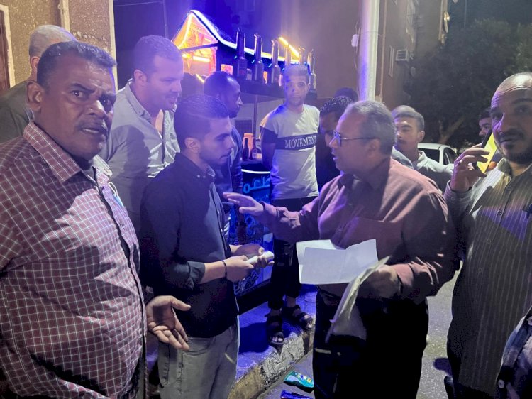 رئيس مدينة قنا يقود حملة موسعة للإنارة والنظافة والتفتيش على المحال التجارية