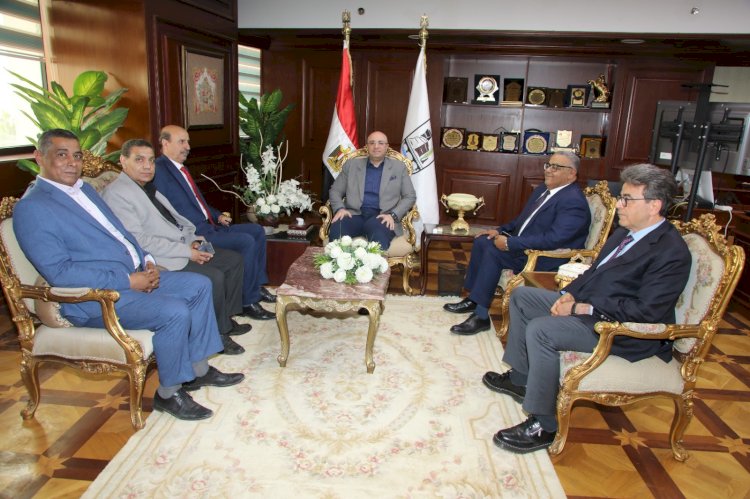 محافظ بني سويف يناقش عدداً من الملفات خلال لقائه النقيب العام للأطباء البيطريين