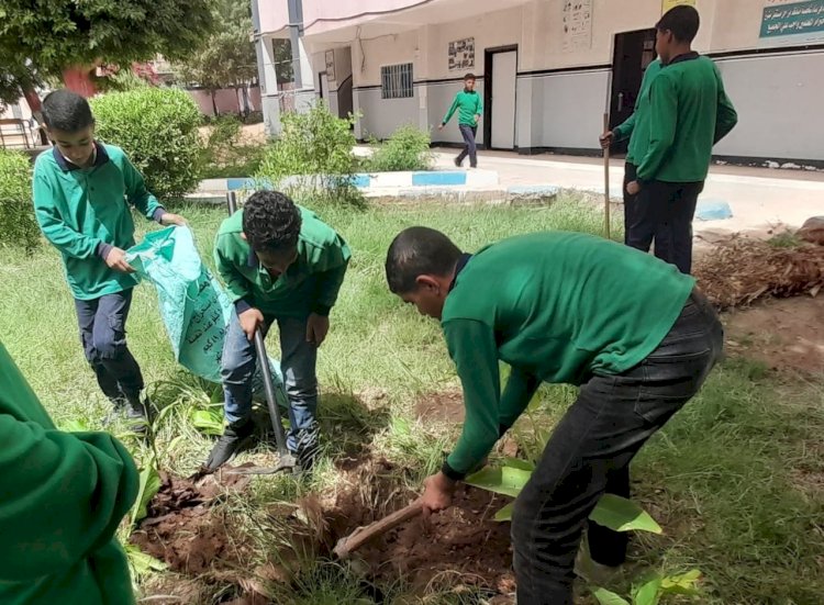 مدرسة الشهيد العميد محمد جمال نصاري تنظم معسكر نظافة وزراعة الأشجار