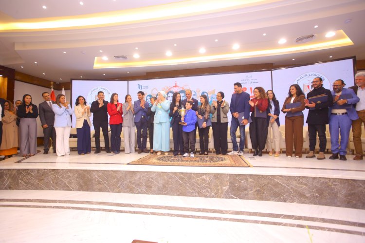 وزيرة التضامن تكرم نجوم وصناع مسلسل " لام شمسية "