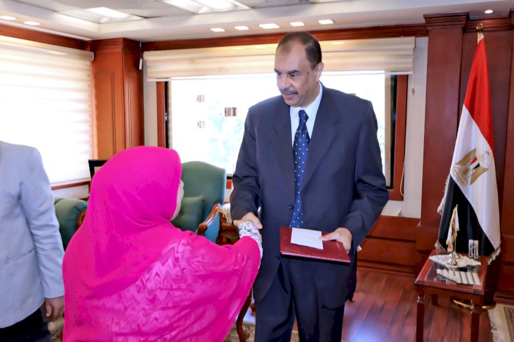 محافظ سوهاج يكرم "الأم المثالية" على مستوى المحافظة