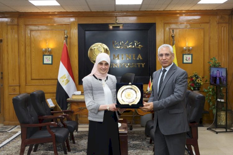 رئيس الجامعة يستقبل د. نهال الشقنقيري طبية الانسانية ويهديها درع الجامعة