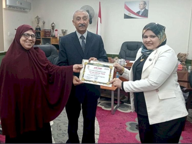 د. سامي فضل يكرم مديرة المشاركة المجتمعية بإدارة الداخلة التعليمية