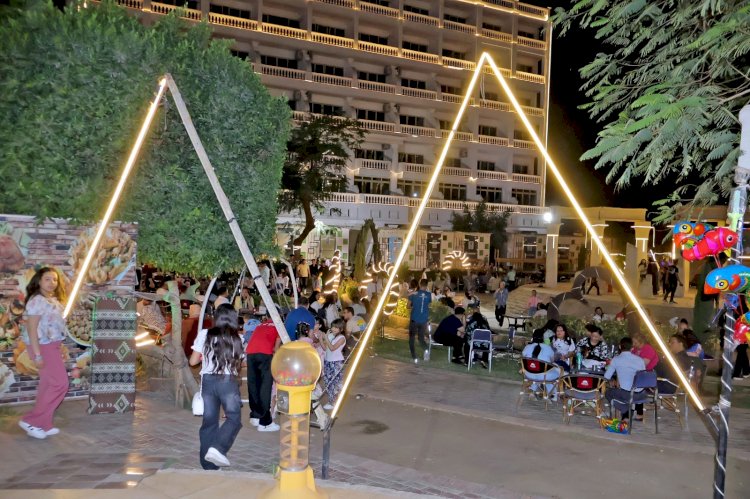 السوهاجيين يحتفلون بعيد القيامة وشم النسيم في الحدائق والمتنزهات