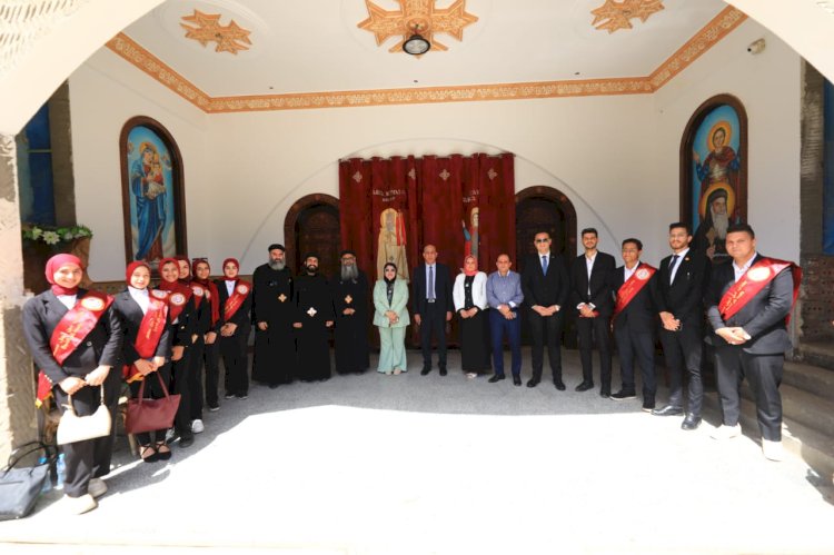 وفد جامعة كفر الشيخ واتحاد الطلبة  يهنئون المسيحيين بمناسبة عيد القيامة المجيد